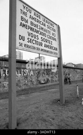 9. November 1989 - Berlin, Deutschland - November 1989: Ein Schild in der Nähe von Checkpoint Charlie warnt Menschen, die sich der Berliner Mauer nähern, dass sie den amerikanischen Sektor verlassen und nach Ostdeutschland einreisen. Am 9. November 1989 waren die Berliner Mauer und die innerdeutschen Grenzen zum ersten Mal seit fast 40 Jahren frei für den freien Durchgang (Credit Image: Scott A. Miller/ZUMAPRESS.com) Stockfoto