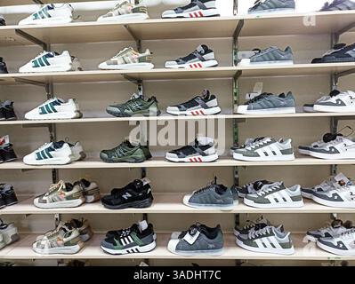 Aktau, Kasachstan - 22. März 2025: Verschiedene stylische Sneakers werden in den Regalen des Schuhgeschäfts ausgestellt. Stockfoto