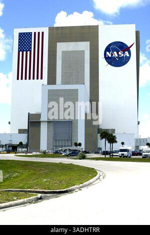 Februar 2003; Cape Canaveral, FL, USA; **DATEI** Außenaufnahme des Fahrzeugmontagegebäudes im Kennedy Space Center in Cape Canaveral, Fla. am 18. April 2002. Im Vehicle Assembly Building ist der Orbiter mit dem externen Tank verbunden und verfügt über feste Raketenverstärker. Das Shuttle Columbia STS-107 fiel vom Himmel und Trümmer wurden in Nacogdoches zwischen Dallas und Houston im Norden von Texas gefunden. Die NASA verlor die Kommunikation mit Columbia, als das Schiff und seine sieben Astronauten einige Minuten vor der erwarteten Landung am 1. Februar 2003 über Texas flogen. (Bild: Preston Mack/ZUM Stockfoto