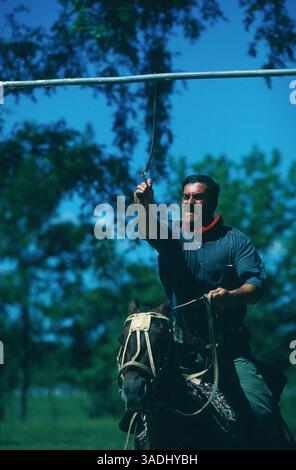 11. Januar 2001; San Antonio de Areco, ARGENTINIEN; Ein Gaucho-Cowboy arbeitet an seinen Reitkünsten bei CinaCina Estancia in San Antonio de Areco. (Bild: Marianna Day Massey/ZUMAPRESS.com) Stockfoto