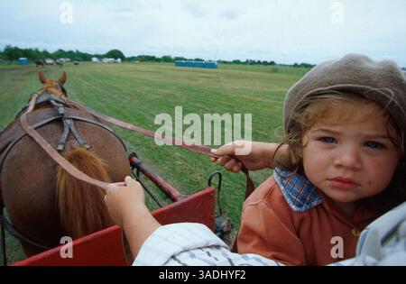 11. Januar 2001; San Antonio de Areco, ARGENTINIEN; Eine junge Gauchito reitet mit ihrem Vater auf ihrem Wagen zum Traditionsfest. (Bild: Marianna Day Massey/ZUMAPRESS.com) Stockfoto