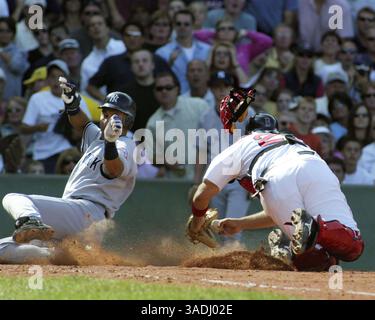 Baseball: Yankees Schlagen Red Sox 8-4. Im Bild: Der New York Yankees-Baseläufer DEREK JETER schlägt den Bostoner Red Sox-Fänger DOUG MIRABELLI, um im fünften Inning im Fenway Park in Boston einen Lauf zu erzielen. (Bild: Don Murray/ZUMAPRESS.com) Stockfoto