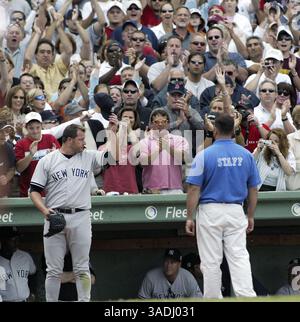 Baseball: Yankees Schlagen Red Sox 8-4. Im Bild: Fans im Fenway Park jubeln, als der New York Yankees Pitcher ROGER CLEMENS aus dem Spielfeld kommt, nachdem er während des siebten Inning gegen die Boston Red Sox am Sonntag, den 31. August 2003, aus dem Spiel geholt wurde. (Bild: Don Murray/ZUMAPRESS.com) Stockfoto