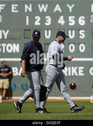 Baseball: Yankees Schlagen Red Sox 8-4. Im Bild: Yankees Pitcher ROGER CLEMENS (r) geht an der Wand vorbei auf dem Weg zum Bullenstift, um sich vor dem Spiel der Yankees Red Sox am Sonntag, den 31. August 2003 in Boston, MA, aufzuwärmen. Clemens wird für seinen 100. Karrieregewinn im Fenway Park werben. (Bild: Don Murray/ZUMAPRESS.com) Stockfoto