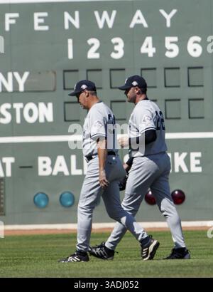 Baseball: Yankees Schlagen Red Sox 8-4. Im Bild: Yankees Pitcher ROGER CLEMENS geht mit MEL STOTTLEMYRE vom Bullpen zurück, bevor das Spiel der Yankees Red Sox am Sonntag, den 31. August 2003 in Boston, MA, beginnt. Clemens wird für seinen 100. Karrieregewinn im Fenway Park werben. (Bild: Don Murray/ZUMAPRESS.com) Stockfoto