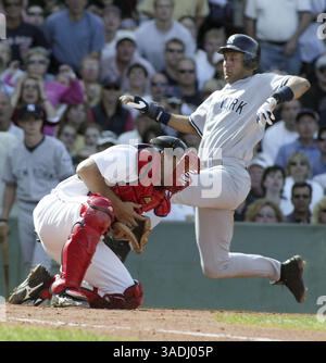 Baseball: Yankees Schlagen Red Sox 8-4. Im Bild: Boston Red Sox Catcher DOUG MIRABELLI (L) sammelt den Wurf, während DEREK JETER von den New York Yankees im fünften Inning ihres Spiels im Fenway Park in Boston sicher in die Startplatte gleitet. (Bild: Don Murray/ZUMAPRESS.com) Stockfoto