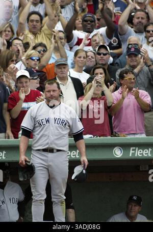 Baseball: Yankees Schlagen Red Sox 8-4. Im Bild: Fans im Fenway Park jubeln, als der New York Yankees Pitcher ROGER CLEMENS aus dem Spielfeld kommt, nachdem er während des siebten Inning gegen die Boston Red Sox am Sonntag, den 31. August 2003, aus dem Spiel geholt wurde. (Bild: Don Murray/ZUMAPRESS.com) Stockfoto