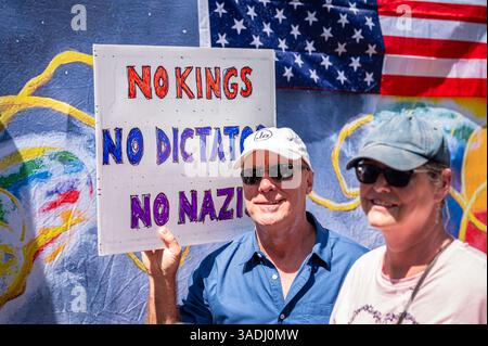 Ein Mann hält ein Schild über keine Könige, Diktatoren und Nazis bei der Demonstration der Hands-Off 50501, die in der Innenstadt auf dem Gelände des Kapitols stattfand. Stockfoto