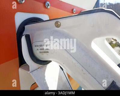 Aktau, Kasachstan - 22. März 2025: Nahaufnahme des Ladeanschlusses und des Anschlusses für Elektroautos. Stockfoto
