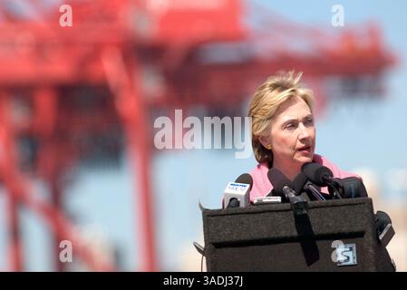 Juni 2004; Seattle, WA, USA; Senatorin HILLARY RODHAM CLINTON spricht am Dienstag, den 29. Juni 2004 in Seattle, Washington, an einem Pier 18 im Hafen von Seattle, um die Maßnahmen des US-Senators Patty Murray zur Gefahrenabwehr im Hafen von Seattle zu unterstützen. Clinton und Murray sahen Demonstrationen der VACIS-Röntgenmaschine für Container und eines Schnellbootes für die Hafensicherheit der US-Küstenwache. (Bild: Tim Matsui/ZUMAPRESS.com) Stockfoto