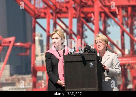 Juni 2004; Seattle, WA, USA; Senatorin HILLARY RODHAM CLINTON (L) spricht am Dienstag, den 29. Juni 2004, in Seattle an einem Pier 18 im Hafen von Seattle, um die Sicherheitsmaßnahmen von Washington Senator PATTY MURRAY zu unterstützen. Clinton und Murray sahen Demonstrationen der VACIS-Röntgenmaschine für Container und eines Schnellbootes für die Hafensicherheit der US-Küstenwache. (Bild: Tim Matsui/ZUMAPRESS.com) Stockfoto