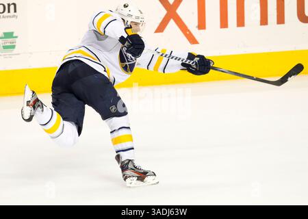 16. Februar 2012: Buffalo Sabres Verteidiger Christian Ehrhoff (10) mit dem Schlag während des NHL-Spiels zwischen den Buffalo Sabres und Philadelphia Flyers im Well Fargo Center in Philadelphia, Pennsylvania. The Flyers Beat the Sabres, 7-2.(Bild: © Chris Szagola/Cal Sport Media/ZUMAPRESS.com) Stockfoto