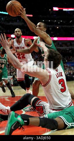 16. Februar 2012: Chicago, IL, USA – Omer Asik (3) der Chicago Bulls versucht am Donnerstag, den 16. Februar 2012, im zweiten Quartal gegen die Boston Celtics im United Center in Chicago, Illinois, einen losen Ball in die Hände zu bekommen. (Bild: © Chris Sweda/Chicago Tribune/MCT/ZUMAPRESS.com) Stockfoto