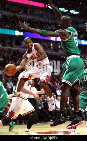 16. Februar 2012 - Chicago, IL, USA - John Lucas (15) sucht nach einem offenen Teamkollegen, als Kevin Garnett (5) im zweiten Quartal im United Center in Chicago, Illinois, am Donnerstag, den 16. Februar 2012 verteidigt. (Bild: © Chris Sweda/Chicago Tribune/MCT/ZUMAPRESS.com) Stockfoto