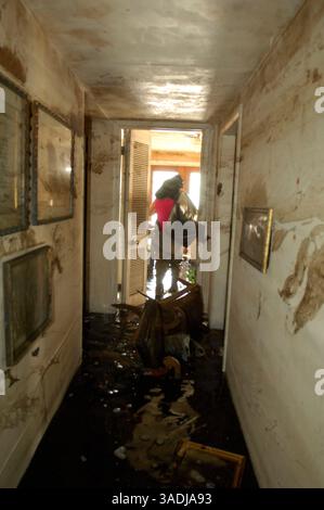 September 2005; New Orleans, LA, USA; Deirdre Pecquet bekommt Kleidung aus einem überfluteten Haus in New Orleans. (Kreditbild: Robin Mai/ZUMAPRESS.com) Stockfoto