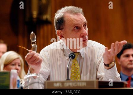 12. April 2007: Washington, DC, USA – Senator ARLEN SPECTOR (R-PA) überreicht vor einer Gerichtsverhandlung im Senat mit Adjutanten. Während der Verhandlung stimmte das Komitee für die Herausgabe von Vorwarnungen von Alberto Gonzales im Zusammenhang mit der Entlassung von acht US-Staatsanwälten, die im Dezember 2006 und Januar 2007 entlassen wurden. (Kreditbild: Mark Murrmann/ZUMAPRESS.com) Stockfoto