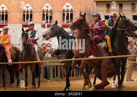 August 2008 - Siena, Toskana, Italien - jeden ersten Juli und jeden 16. August feiern Sie in Siena, einer alten und schönen Stadt in der Toskana mitten in Italien, das wichtigste und typischste mittelalterliche Ereignis namens „Palio“. Der Palio ist eine historische weltliche Tradition, die eng mit dem Ursprung der Contradas von Siena (Bezirke, in die die Stadt unterteilt ist) verbunden ist. Ursprünglich gab es etwa 59 „Contrade“, heute sind nur noch siebzehn übrig, von denen zehn am historischen Wettbewerb und am Rennen bei jedem Palio teilnehmen, sieben rechts und drei nach Los gezogen. Der Geist Stockfoto