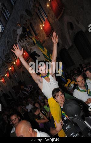 August 2008 - Siena, Toskana, Italien - jeden ersten Juli und jeden 16. August feiern Sie in Siena, einer alten und schönen Stadt in der Toskana mitten in Italien, das wichtigste und typischste mittelalterliche Ereignis namens „Palio“. Der Palio ist eine historische weltliche Tradition, die eng mit dem Ursprung der Contradas von Siena (Bezirke, in die die Stadt unterteilt ist) verbunden ist. Ursprünglich gab es etwa 59 „Contrade“, heute sind nur noch siebzehn übrig, von denen zehn am historischen Wettbewerb und am Rennen bei jedem Palio teilnehmen, sieben rechts und drei nach Los gezogen. Der Geist Stockfoto
