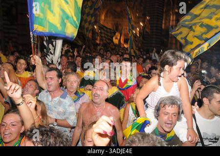 August 2008 - Siena, Toskana, Italien - jeden ersten Juli und jeden 16. August feiern Sie in Siena, einer alten und schönen Stadt in der Toskana mitten in Italien, das wichtigste und typischste mittelalterliche Ereignis namens „Palio“. Der Palio ist eine historische weltliche Tradition, die eng mit dem Ursprung der Contradas von Siena (Bezirke, in die die Stadt unterteilt ist) verbunden ist. Ursprünglich gab es etwa 59 „Contrade“, heute sind nur noch siebzehn übrig, von denen zehn am historischen Wettbewerb und am Rennen bei jedem Palio teilnehmen, sieben rechts und drei nach Los gezogen. Der Geist Stockfoto