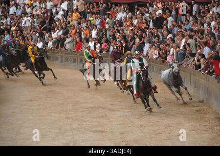 August 2008 - Siena, Toskana, Italien - jeden ersten Juli und jeden 16. August feiern Sie in Siena, einer alten und schönen Stadt in der Toskana mitten in Italien, das wichtigste und typischste mittelalterliche Ereignis namens „Palio“. Der Palio ist eine historische weltliche Tradition, die eng mit dem Ursprung der Contradas von Siena (Bezirke, in die die Stadt unterteilt ist) verbunden ist. Ursprünglich gab es etwa 59 „Contrade“, heute sind nur noch siebzehn übrig, von denen zehn am historischen Wettbewerb und am Rennen bei jedem Palio teilnehmen, sieben rechts und drei nach Los gezogen. Der Geist Stockfoto