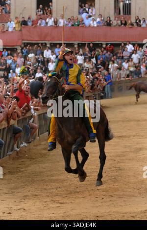 August 2008 - Siena, Toskana, Italien - jeden ersten Juli und jeden 16. August feiern Sie in Siena, einer alten und schönen Stadt in der Toskana mitten in Italien, das wichtigste und typischste mittelalterliche Ereignis namens „Palio“. Der Palio ist eine historische weltliche Tradition, die eng mit dem Ursprung der Contradas von Siena (Bezirke, in die die Stadt unterteilt ist) verbunden ist. Ursprünglich gab es etwa 59 „Contrade“, heute sind nur noch siebzehn übrig, von denen zehn am historischen Wettbewerb und am Rennen bei jedem Palio teilnehmen, sieben rechts und drei nach Los gezogen. Der Geist Stockfoto