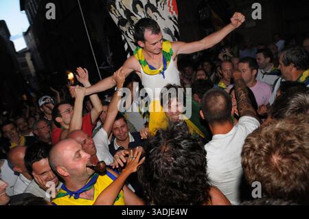 August 2008 - Siena, Toskana, Italien - jeden ersten Juli und jeden 16. August feiern Sie in Siena, einer alten und schönen Stadt in der Toskana mitten in Italien, das wichtigste und typischste mittelalterliche Ereignis namens „Palio“. Der Palio ist eine historische weltliche Tradition, die eng mit dem Ursprung der Contradas von Siena (Bezirke, in die die Stadt unterteilt ist) verbunden ist. Ursprünglich gab es etwa 59 „Contrade“, heute sind nur noch siebzehn übrig, von denen zehn am historischen Wettbewerb und am Rennen bei jedem Palio teilnehmen, sieben rechts und drei nach Los gezogen. Der Geist Stockfoto