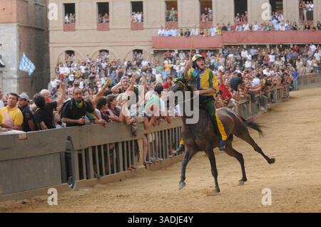 August 2008 - Siena, Toskana, Italien - jeden ersten Juli und jeden 16. August feiern Sie in Siena, einer alten und schönen Stadt in der Toskana mitten in Italien, das wichtigste und typischste mittelalterliche Ereignis namens „Palio“. Der Palio ist eine historische weltliche Tradition, die eng mit dem Ursprung der Contradas von Siena (Bezirke, in die die Stadt unterteilt ist) verbunden ist. Ursprünglich gab es etwa 59 „Contrade“, heute sind nur noch siebzehn übrig, von denen zehn am historischen Wettbewerb und am Rennen bei jedem Palio teilnehmen, sieben rechts und drei nach Los gezogen. Der Geist Stockfoto