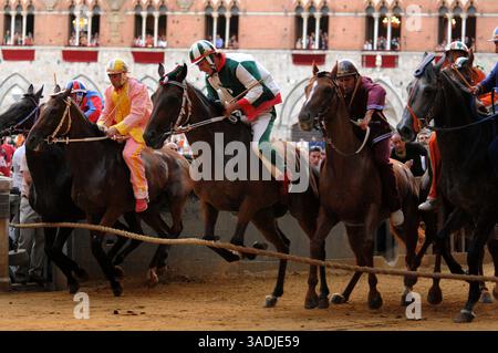 August 2008 - Siena, Toskana, Italien - jeden ersten Juli und jeden 16. August feiern Sie in Siena, einer alten und schönen Stadt in der Toskana mitten in Italien, das wichtigste und typischste mittelalterliche Ereignis namens „Palio“. Der Palio ist eine historische weltliche Tradition, die eng mit dem Ursprung der Contradas von Siena (Bezirke, in die die Stadt unterteilt ist) verbunden ist. Ursprünglich gab es etwa 59 „Contrade“, heute sind nur noch siebzehn übrig, von denen zehn am historischen Wettbewerb und am Rennen bei jedem Palio teilnehmen, sieben rechts und drei nach Los gezogen. Der Geist Stockfoto