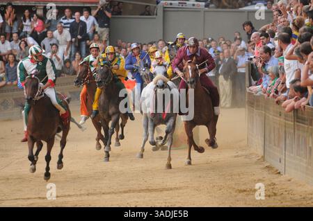 August 2008 - Siena, Toskana, Italien - jeden ersten Juli und jeden 16. August feiern Sie in Siena, einer alten und schönen Stadt in der Toskana mitten in Italien, das wichtigste und typischste mittelalterliche Ereignis namens „Palio“. Der Palio ist eine historische weltliche Tradition, die eng mit dem Ursprung der Contradas von Siena (Bezirke, in die die Stadt unterteilt ist) verbunden ist. Ursprünglich gab es etwa 59 „Contrade“, heute sind nur noch siebzehn übrig, von denen zehn am historischen Wettbewerb und am Rennen bei jedem Palio teilnehmen, sieben rechts und drei nach Los gezogen. Der Geist Stockfoto