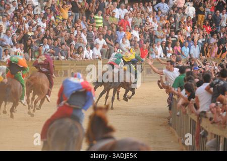August 2008 - Siena, Toskana, Italien - jeden ersten Juli und jeden 16. August feiern Sie in Siena, einer alten und schönen Stadt in der Toskana mitten in Italien, das wichtigste und typischste mittelalterliche Ereignis namens „Palio“. Der Palio ist eine historische weltliche Tradition, die eng mit dem Ursprung der Contradas von Siena (Bezirke, in die die Stadt unterteilt ist) verbunden ist. Ursprünglich gab es etwa 59 „Contrade“, heute sind nur noch siebzehn übrig, von denen zehn am historischen Wettbewerb und am Rennen bei jedem Palio teilnehmen, sieben rechts und drei nach Los gezogen. Der Geist Stockfoto