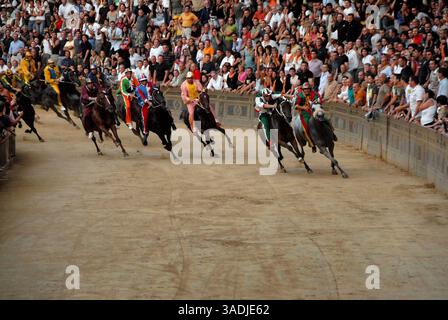 August 2008 - Siena, Toskana, Italien - jeden ersten Juli und jeden 16. August feiern Sie in Siena, einer alten und schönen Stadt in der Toskana mitten in Italien, das wichtigste und typischste mittelalterliche Ereignis namens „Palio“. Der Palio ist eine historische weltliche Tradition, die eng mit dem Ursprung der Contradas von Siena (Bezirke, in die die Stadt unterteilt ist) verbunden ist. Ursprünglich gab es etwa 59 „Contrade“, heute sind nur noch siebzehn übrig, von denen zehn am historischen Wettbewerb und am Rennen bei jedem Palio teilnehmen, sieben rechts und drei nach Los gezogen. Der Geist Stockfoto