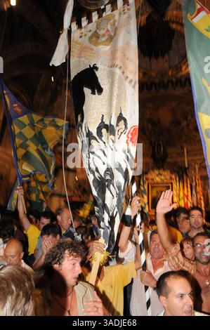 August 2008 - Siena, Toskana, Italien - jeden ersten Juli und jeden 16. August feiern Sie in Siena, einer alten und schönen Stadt in der Toskana mitten in Italien, das wichtigste und typischste mittelalterliche Ereignis namens „Palio“. Der Palio ist eine historische weltliche Tradition, die eng mit dem Ursprung der Contradas von Siena (Bezirke, in die die Stadt unterteilt ist) verbunden ist. Ursprünglich gab es etwa 59 „Contrade“, heute sind nur noch siebzehn übrig, von denen zehn am historischen Wettbewerb und am Rennen bei jedem Palio teilnehmen, sieben rechts und drei nach Los gezogen. Der Geist Stockfoto