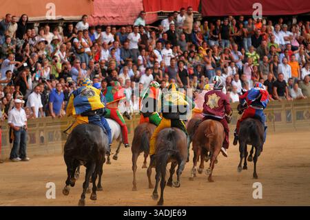 August 2008 - Siena, Toskana, Italien - jeden ersten Juli und jeden 16. August feiern Sie in Siena, einer alten und schönen Stadt in der Toskana mitten in Italien, das wichtigste und typischste mittelalterliche Ereignis namens „Palio“. Der Palio ist eine historische weltliche Tradition, die eng mit dem Ursprung der Contradas von Siena (Bezirke, in die die Stadt unterteilt ist) verbunden ist. Ursprünglich gab es etwa 59 „Contrade“, heute sind nur noch siebzehn übrig, von denen zehn am historischen Wettbewerb und am Rennen bei jedem Palio teilnehmen, sieben rechts und drei nach Los gezogen. Der Geist Stockfoto
