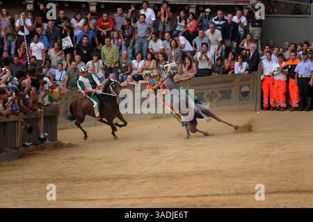 August 2008 - Siena, Toskana, Italien - jeden ersten Juli und jeden 16. August feiern Sie in Siena, einer alten und schönen Stadt in der Toskana mitten in Italien, das wichtigste und typischste mittelalterliche Ereignis namens „Palio“. Der Palio ist eine historische weltliche Tradition, die eng mit dem Ursprung der Contradas von Siena (Bezirke, in die die Stadt unterteilt ist) verbunden ist. Ursprünglich gab es etwa 59 „Contrade“, heute sind nur noch siebzehn übrig, von denen zehn am historischen Wettbewerb und am Rennen bei jedem Palio teilnehmen, sieben rechts und drei nach Los gezogen. Der Geist Stockfoto