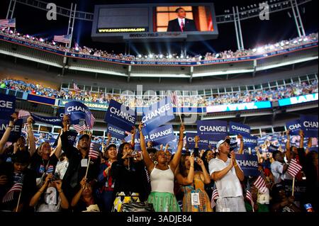 28. August 2008 - Denver, Colorado, USA - Tausende von Delegierten und Unterstützern jubeln, als BARACK OBAMA während der letzten Nacht des Democratic National Convention 2008 in Denver die Bühne auf dem Invesco Field einnimmt (Bild: Michael Francis McElroy/ZUMAPRESS.com) Stockfoto