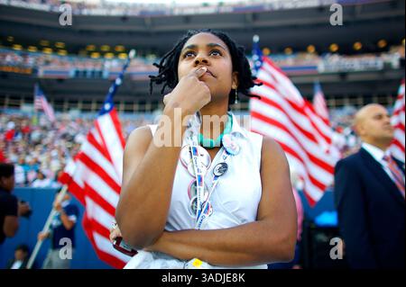 28. August 2008 - Denver, Colorado, USA - Ein Delegierter aus Washington DC hört Joe Biden am letzten Abend der Demecratic National Convention 2008 in Denver zu (Bild: Michael Francis McElroy/ZUMAPRESS.com) Stockfoto