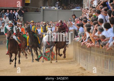 August 2008 - Siena, Toskana, Italien - jeden ersten Juli und jeden 16. August feiern Sie in Siena, einer alten und schönen Stadt in der Toskana mitten in Italien, das wichtigste und typischste mittelalterliche Ereignis namens „Palio“. Der Palio ist eine historische weltliche Tradition, die eng mit dem Ursprung der Contradas von Siena (Bezirke, in die die Stadt unterteilt ist) verbunden ist. Ursprünglich gab es etwa 59 „Contrade“, heute sind nur noch siebzehn übrig, von denen zehn am historischen Wettbewerb und am Rennen bei jedem Palio teilnehmen, sieben rechts und drei nach Los gezogen. Der Geist Stockfoto