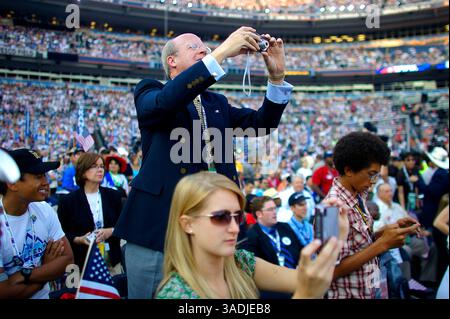 28. August 2008 - Denver, Colorado, USA - Delegierte machen Fotos von AL GORE, während er am letzten Abend des Democratic National Convention 2008 in Denver auf dem Invesco Field spricht (Bild: Michael Francis McElroy/ZUMAPRESS.com) Stockfoto