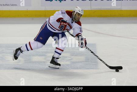 NHL-Buffalo Sabres vs Montreal Canadiens, Fr, 17. Februar 2012, Montreal Center Scott Gomez #11 schießt einen Pass während der Action in der ersten Periode zwischen den Buffalo Sabres vs Montreal Canadiens vom First Niagara Center, 17. Februar 2012. (Bild: © Nick Loverde/Cal Sport Media/ZUMAPRESS.com) Stockfoto
