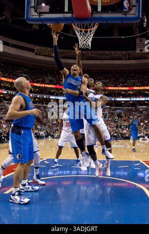 17. Februar 2012: Dallas Mavericks Small Forward Shawn Marion (0) schlägt vor, als Philadelphia 76ers Power Stürmer Elton Brand (42) ihn während des NBA-Spiels zwischen den Dallas Mavericks und den Philadelphia 76ers im Wells Fargo Center in Philadelphia, Pennsylvania, bewachen will. (Bild: © Chris Szagola/Cal Sport Media/ZUMAPRESS.com) Stockfoto