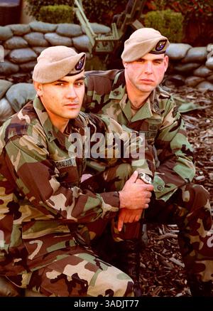 Januar 31, 2002; Fort Benning, GA, USA; US Army Rangers Staff Sgts. CURTIS DONALDSON (R) und TIM SHREWSBURY gehörten zu den ersten Truppen, die nach den WTC-Angriffen mit der Luft in Afghanistan abgefeuert wurden. Sie kehren mit ihren Geschichten zurück... (Bild: Robin Nelson/ZUMAPRESS.com) Stockfoto
