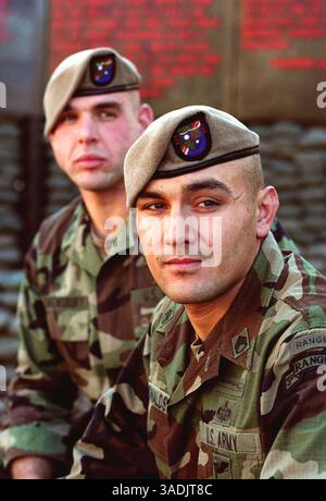 Januar 31, 2002; Fort Benning, GA, USA; US Army Rangers Staff Sgts. CURTIS DONALDSON (L) und TIM SHREWSBURY gehörten zu den ersten Truppen, die nach den WTC-Angriffen mit der Luft in Afghanistan abgefeuert wurden. Sie kehren mit ihren Geschichten zurück... (Bild: Robin Nelson/ZUMAPRESS.com) Stockfoto