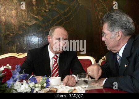 23. Mai 2007 - Wien, Österreich - der russische Präsident WLADIMIR PUTIN trifft sich zu Gesprächen mit dem österreichischen Staatspräsidenten HEINZ FISCHER im Wiener Königspalast. (Kreditbild: NorthFoto/ZUMAPRESS.com) Stockfoto