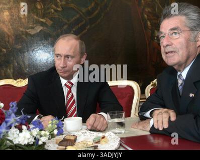 23. Mai 2007 - Wien, Österreich - der russische Präsident WLADIMIR PUTIN trifft sich zu Gesprächen mit dem österreichischen Staatspräsidenten HEINZ FISCHER im Wiener Königspalast. (Kreditbild: NorthFoto/ZUMAPRESS.com) Stockfoto