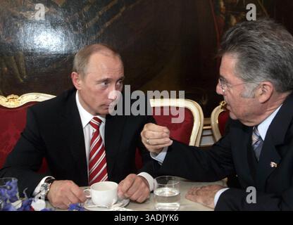 23. Mai 2007 - Wien, Österreich - der russische Präsident WLADIMIR PUTIN trifft sich zu Gesprächen mit dem österreichischen Staatspräsidenten HEINZ FISCHER im Wiener Königspalast. (Kreditbild: NorthFoto/ZUMAPRESS.com) Stockfoto