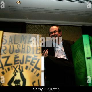 29. November 2007 – Budapest, Ungarn – der Autor SALMAN RUSHDIE spricht während einer Pressekonferenz. Rushdie ist in der literarischen Gemeinschaft für seine Auszeichnungen bekannt, wurde aber erst nach der Verhängung des Todesurteils im Jahr 1989 zu einem Hausnamen, da sein Buch Satanic Verses (1988) als aufsässig galt. Der ungarische Verlag Ulpius-h‡z bringt nun eine Reihe seiner erstmals übersetzten Werke auf den Markt (Credit Image: NorthFoto/ZUMAPRESS.com). Stockfoto
