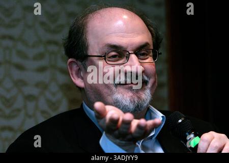 29. November 2007 – Budapest, Ungarn – der Autor SALMAN RUSHDIE spricht während einer Pressekonferenz. Rushdie ist in der literarischen Gemeinschaft für seine Auszeichnungen bekannt, wurde aber erst nach der Verhängung des Todesurteils im Jahr 1989 zu einem Hausnamen, da sein Buch Satanic Verses (1988) als aufsässig galt. Der ungarische Verlag Ulpius-h‡z bringt nun eine Reihe seiner erstmals übersetzten Werke auf den Markt (Credit Image: NorthFoto/ZUMAPRESS.com). Stockfoto