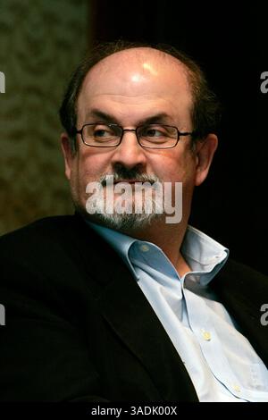 29. November 2007 – Budapest, Ungarn – der Autor SALMAN RUSHDIE spricht während einer Pressekonferenz. Rushdie ist in der literarischen Gemeinschaft für seine Auszeichnungen bekannt, wurde aber erst nach der Verhängung des Todesurteils im Jahr 1989 zu einem Hausnamen, da sein Buch Satanic Verses (1988) als aufsässig galt. Der ungarische Verlag Ulpius-h‡z bringt nun eine Reihe seiner erstmals übersetzten Werke auf den Markt (Credit Image: NorthFoto/ZUMAPRESS.com). Stockfoto