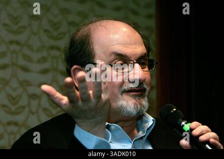 29. November 2007 – Budapest, Ungarn – der Autor SALMAN RUSHDIE spricht während einer Pressekonferenz. Rushdie ist in der literarischen Gemeinschaft für seine Auszeichnungen bekannt, wurde aber erst nach der Verhängung des Todesurteils im Jahr 1989 zu einem Hausnamen, da sein Buch Satanic Verses (1988) als aufsässig galt. Der ungarische Verlag Ulpius-h‡z bringt nun eine Reihe seiner erstmals übersetzten Werke auf den Markt (Credit Image: NorthFoto/ZUMAPRESS.com). Stockfoto