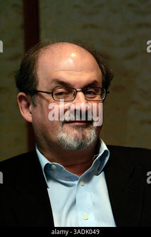 29. November 2007 – Budapest, Ungarn – der Autor SALMAN RUSHDIE spricht während einer Pressekonferenz. Rushdie ist in der literarischen Gemeinschaft für seine Auszeichnungen bekannt, wurde aber erst nach der Verhängung des Todesurteils im Jahr 1989 zu einem Hausnamen, da sein Buch Satanic Verses (1988) als aufsässig galt. Der ungarische Verlag Ulpius-h‡z bringt nun eine Reihe seiner erstmals übersetzten Werke auf den Markt (Credit Image: NorthFoto/ZUMAPRESS.com). Stockfoto